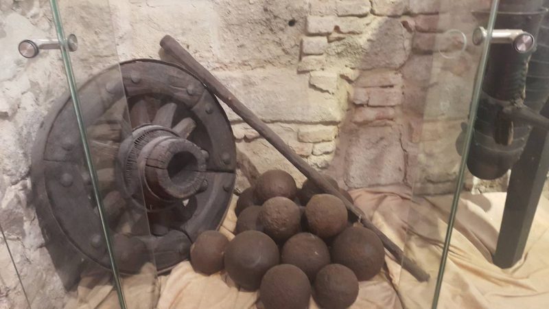 Osmanlı'dan kalan at arabası tekeri ve toplar