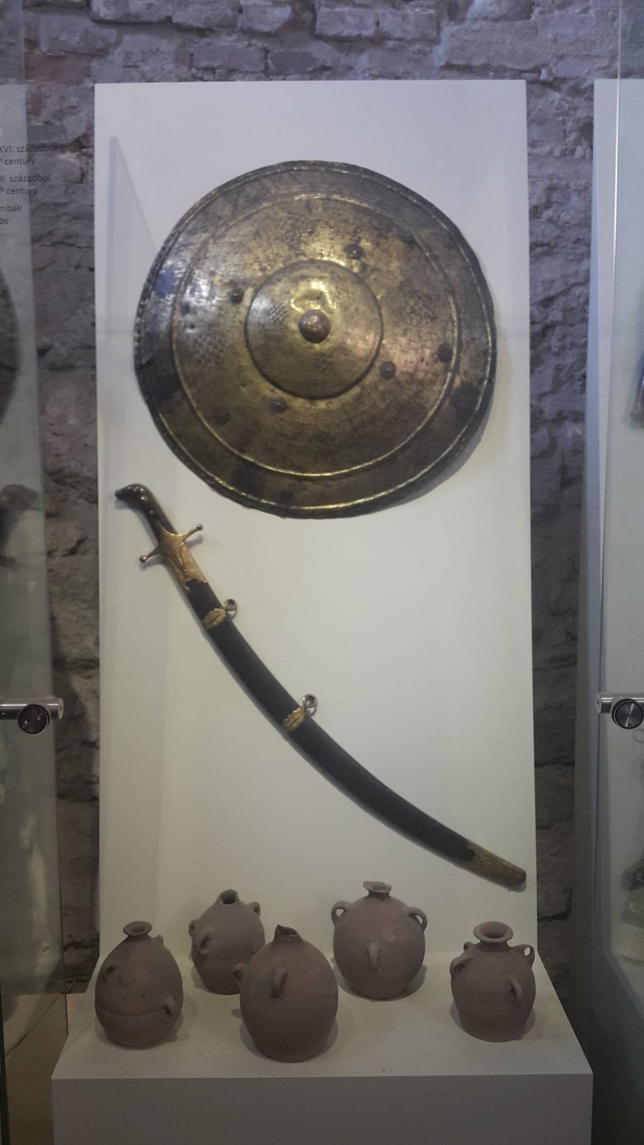 Osmanlı'dan kalma kalkan, kılıç ve barut kapları