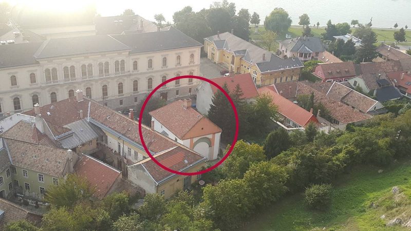Estergon Kalesi altında bulunan bir diğer cami