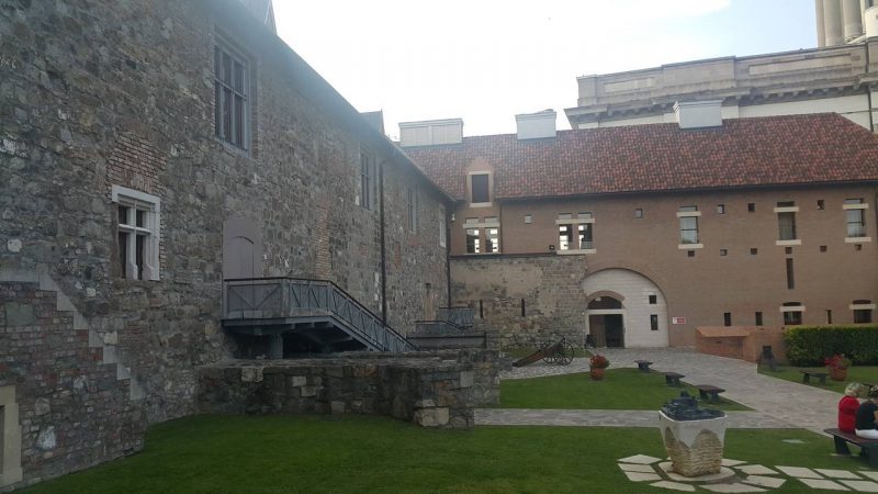 Estergon Kalesi avlusu