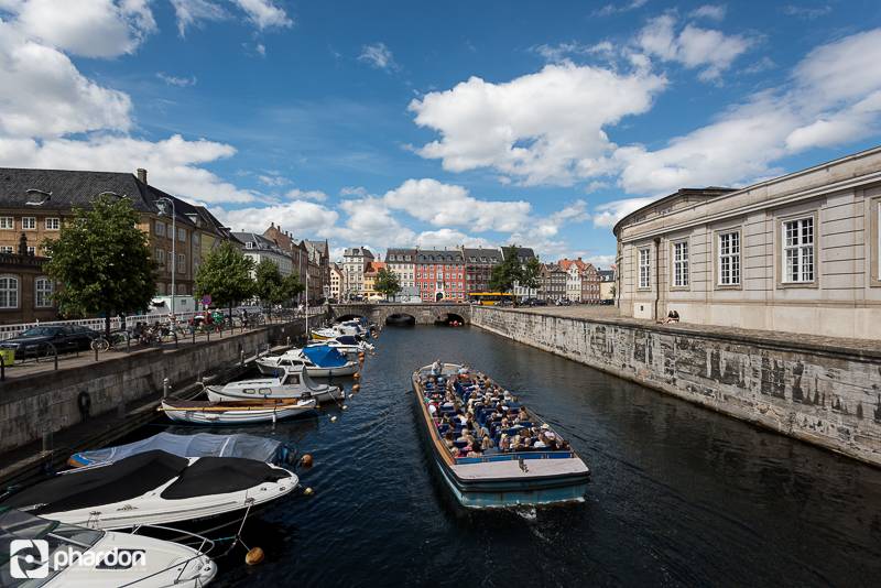 Kopenhag'da mevsim uygunsa kanal turu da yapabilirsiniz