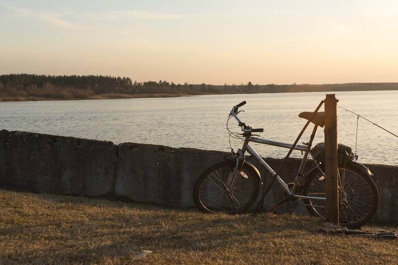 Nehir balıkçılar ve bisiklet